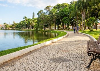 A cidade das lagoas que conquistou as famílias com qualidade de vida e ruas arborizadas