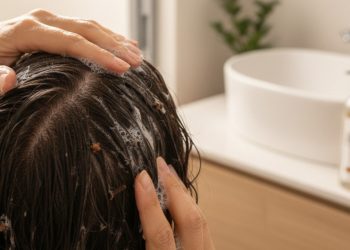 Esse ingrediente natural e barato no shampoo fez meu cabelo ficar mais cheio e forte em poucos meses