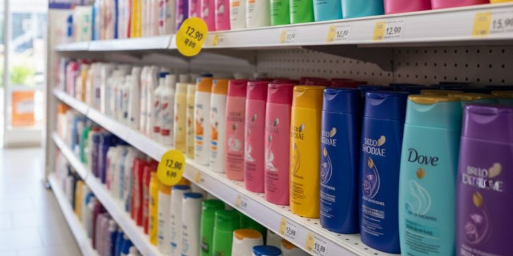 9 shampoos baratos que entregam brilho, força e maciez sem ressecar