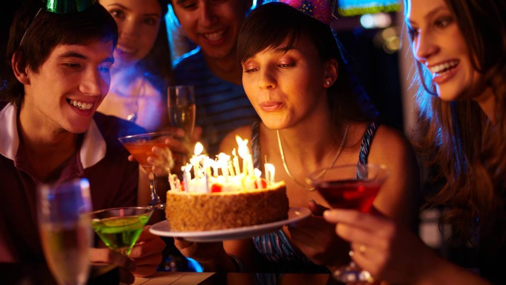 O que realmente acontece quando apagamos a luz da vela no aniversário