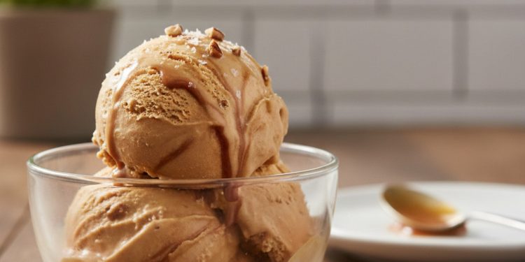Como fazer sorvete de doce de leite cremoso com 3 ingredientes em casa