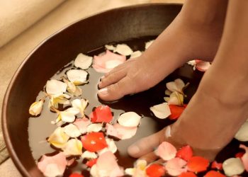 Como fazer um spa dos pés em casa que suaviza as manchas