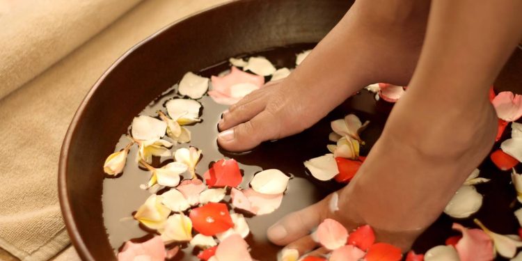 Como fazer um spa dos pés em casa que suaviza as manchas
