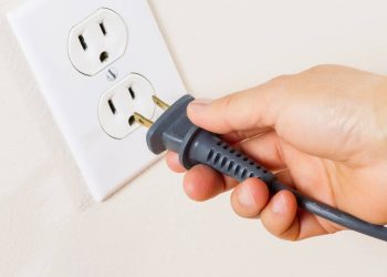 Pouca gente repara, mas tomadas inteligentes já mudam a rotina da casa