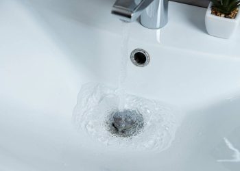 Torneira com sensor está mudando a rotina doméstica de forma silenciosa