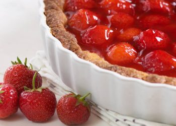 Torta de morango cremosa, simples e irresistível para a família