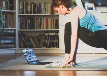 Exercícios caseiros para iniciantes facilitam o começo e evitam erros comuns logo no primeiro treino
