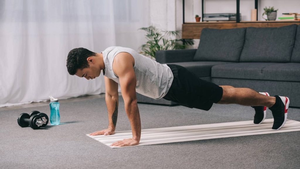 Exercícios de academia pra fazer em casa: o detalhe que decide se você vai ter resultado ou não