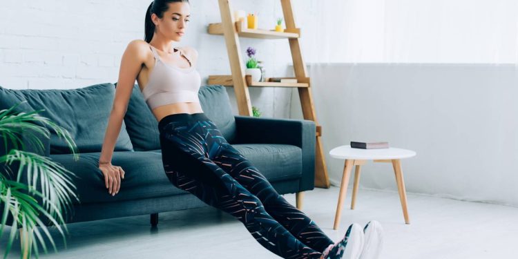 Treinar em casa exige adaptação, não improviso - Créditos: depositphotos.com / VitalikRadko