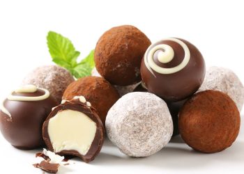 As trufas de chocolate com 3 ingredientes que ficam cremosas por dentro e firmes por fora