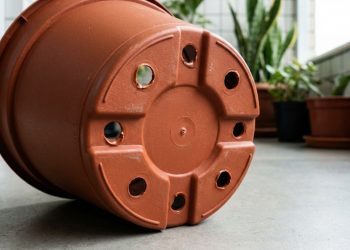 Macete de furar o vaso de plástico com ferro de solda para drenar a água melhor