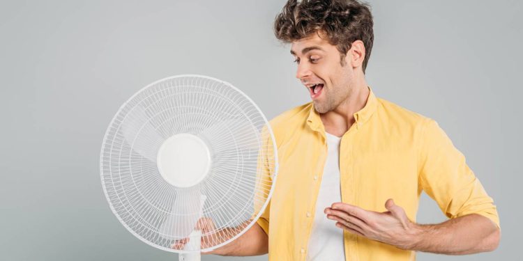 A limpeza de ventilador simples que não precisar desmontar