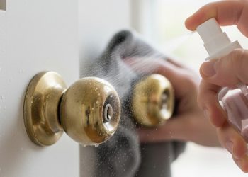 Borrifar vinagre nas maçanetas das portas de casa virou a nova moda na limpeza