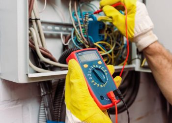 A diferença entre 110V, 127V, 220V e bivolt ainda causa erros comuns