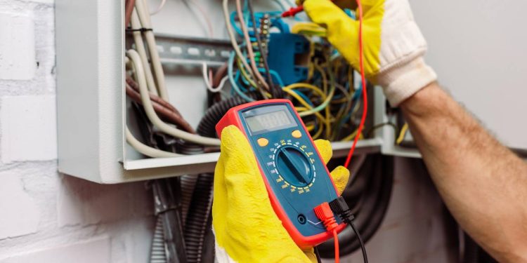 A diferença entre 110V, 127V, 220V e bivolt ainda causa erros comuns