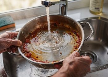Deixar utensílios de cozinha em água fria reduz esforço e economiza detergente na limpeza