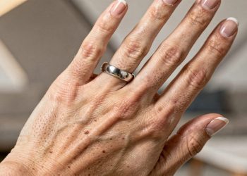 O que significa usar aliança no dedo anelar e por que essa tradição atravessa séculos