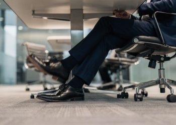 Você mexe as pernas o tempo todo? A psicologia explica o que está por trás desse hábito e como diminuir