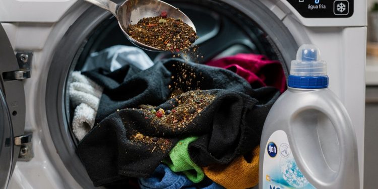 Pimenta-do-reino na lavagem de roupas ajuda a realçar cores ao remover resíduos do tecido