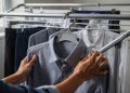 3 truques para economizar espaço na hora de pendurar as suas roupas no varal de chão