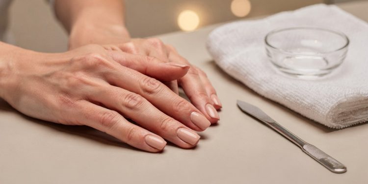Qual é o significado de usar unhas quadradas, segundo a psicologia?
