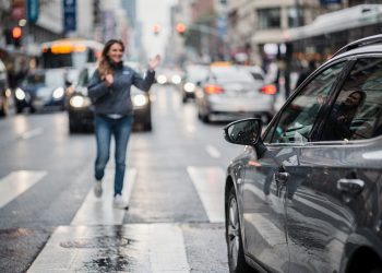 Por que a gente agradece ao motorista ao atravessar a rua? A resposta revela muito sobre nossa mente