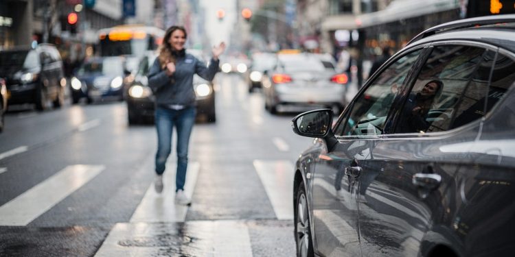 Por que a gente agradece ao motorista ao atravessar a rua? A resposta revela muito sobre nossa mente
