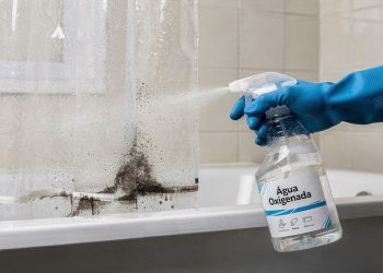 Limpar a cortina do banheiro com água oxigenada elimina mofo e maus odores