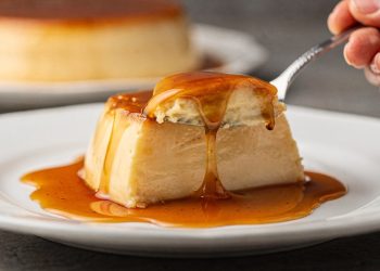 Pudim de leite condensado cremoso fica lisinho com forno baixo e banho-maria