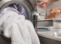 Antes de trocar suas toalhas, experimente usar vinagre branco na lavagem