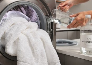 Antes de trocar suas toalhas, experimente usar vinagre branco na lavagem