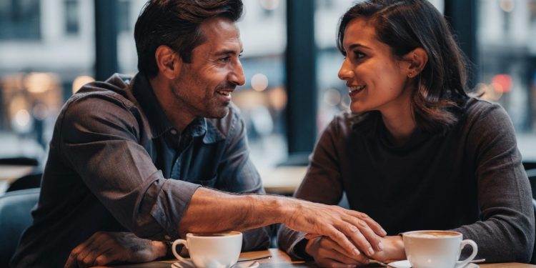 Você toca nas pessoas enquanto fala? A psicologia revela o poder oculto desse gesto simples