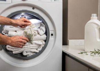 Folhas de alecrim na máquina de lavar deixam roupas mais cheirosas e reduzem odores ruins
