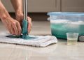 Esse mop para preguiçosa facilita a limpeza e elimina o esforço de torcer pano à mão