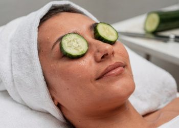 Um pepino gelado pode aliviar olhos ardendo após um dia longo