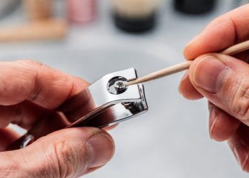 Afinal, qual é a real função do furo no cortador de unhas?