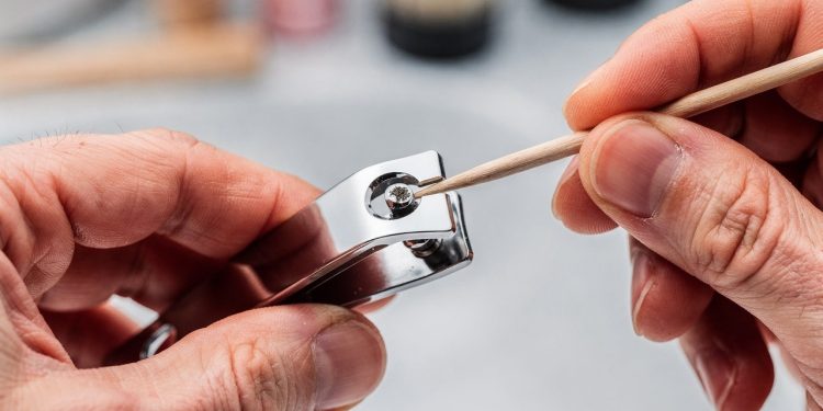 Afinal, qual é a real função do furo no cortador de unhas?