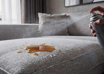Eu impermeabilizei minhas cadeiras e sofás sozinha em casa com esse spray simples