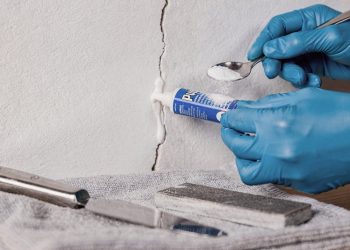 Diga adeus às rachaduras na parede com bicarbonato e cola instantânea em poucos passos