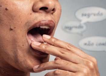 Muita gente usa dar com a língua nos dentes sem perceber o peso da frase