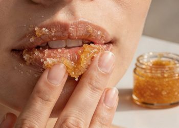 Adeus lábios ásperos: esse esfoliante de açúcar com mel garante suavidade imediata
