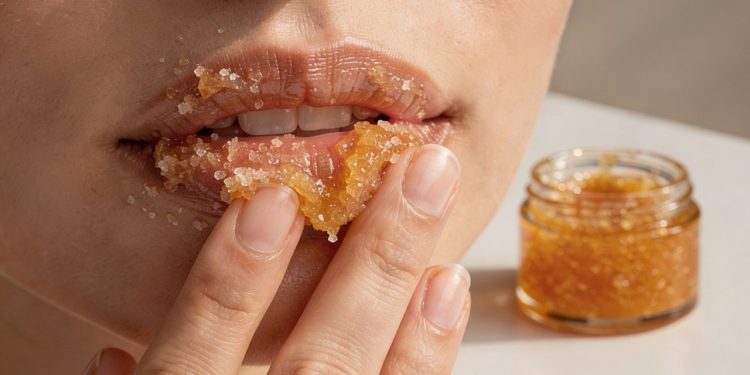 Adeus lábios ásperos: esse esfoliante de açúcar com mel garante suavidade imediata
