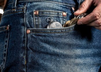 Afinal, para que servem aqueles pequenos botões de metal nos bolsos das calças jeans?