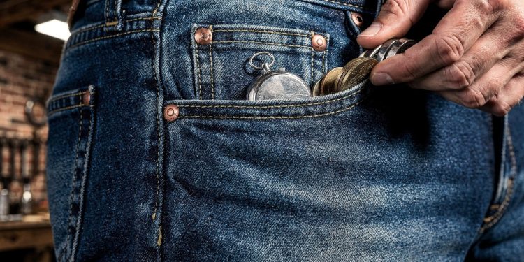 Afinal, para que servem aqueles pequenos botões de metal nos bolsos das calças jeans?