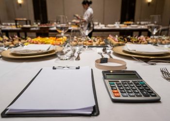 Quanto custa contratar um buffet e o que realmente muda no valor final do evento