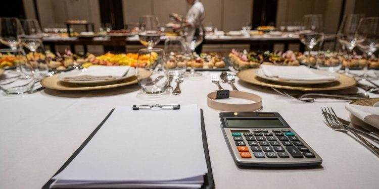 Quanto custa contratar um buffet e o que realmente muda no valor final do evento