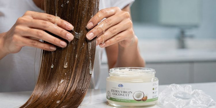 Com óleo de coco, você faz uma hidratação simples que reduz o aspecto opaco do cabelo
