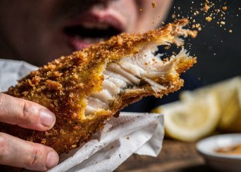 Peixe frito sequinho fica crocante por fora e macio por dentro com truques simples