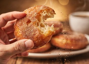 Bolinhos fritos caseiros ficam macios por dentro e crocantes por fora