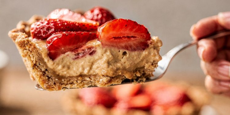Torta de morango sem manteiga e sem açúcar deixa a rotina mais leve e equilibrada
